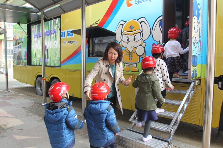 1.초등학생 생활안전교육 및 이동안전체험차량 체험